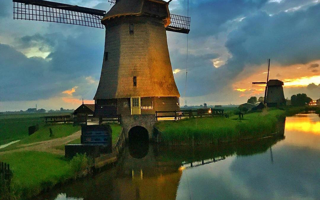 Photo Tips: Lightpainting Windmills at Night